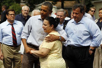 Barack Obama conversa con una vecina de la localidad de Wayne, en Nueva Jersey.