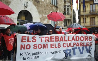 Protesta de los extrabajadores de RTVV en el tercer aniversario del cierre de la rediotelevisi&oacute;n valenciana.