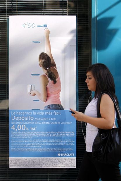 Una mujer pasa frente al anuncio de un depósito bancario, en 2019.