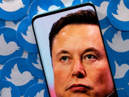 Una imagen de Elon Musk en la pantalla de un móvil junto a logos de Twitter.