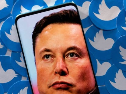 Una imagen de Elon Musk en la pantalla de un móvil junto a logos de Twitter.