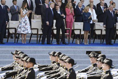 Macron y Trump conversan durante el desfile militar por el Día de la Bastilla en los Campos Elíseos, en París.