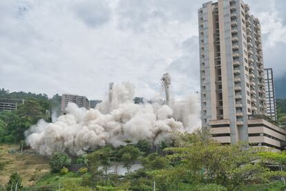 Vista de la implosión del edificio Continental Towers en Medellín.