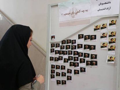 Una alumna de la Universidad Allameh Tabatabai observa el tablón en el que los estudiantes explican quién es su candidato favorito en las elecciones iraníes.