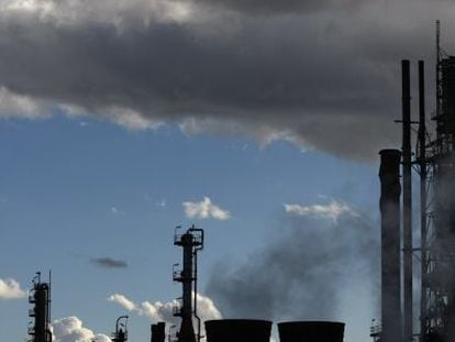 Contaminaci&oacute;n atmosf&eacute;rica producida por las emisiones de humo y otras particulas de una refiner&iacute;a de petr&oacute;leo. 