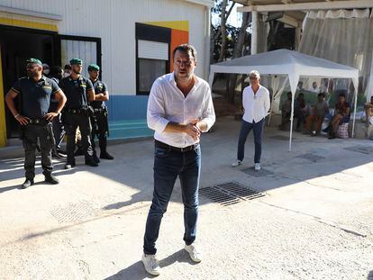 Matteo Salvini visitaba este jueves el centro de acogida de migrantes de Lampedusa.