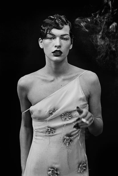 Milla Jovovich, fotografiada por Peter Lindbergh en París en 1998.