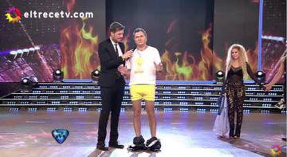 El imitador de Macri se desnuda en cámara para combatir el calor.