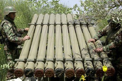 Dos milicianos de Hezbolá manejan una batería de misiles Katiusha en una base cerca de Chebaa, en el sur de Líbano.