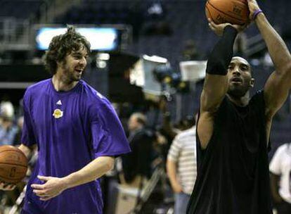 Gasol y Kobe Bryant pelotean antes del partido entre los Lakers y Washington Wizards.