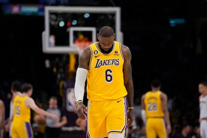 LeBron James, durante un momento del partido entre los Denver Nuggets.