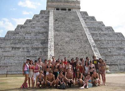 Algunos de los estudiantes que fueron de viaje a la Riviera Maya, en la zona de Chichén Itzá (México).