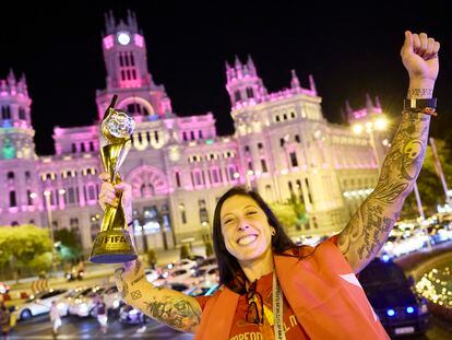 Jenni Hermoso, con el trofeo de Campeonas del Mundo en el autobús a su paso por la plaza de Cibeles de Madrid.
