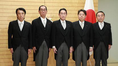El primer ministro japonés, Fumio Kishida (en el centro), junto a los cuatro ministros del gabinete recién nombrados, este jueves en Tokio.
