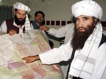 Yalaludin Haqqani apunta con el dedo sobre un mapa de Afganistán, ante la mirada de Nazirudin, uno de sus hijos, en una foto de 2001.