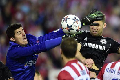 Courtois intenta despejar ante Gary Cahill