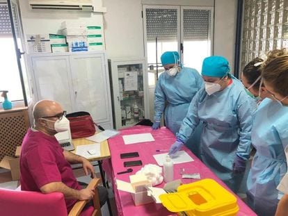 Trabajadores de una residencia de mayores de Jaén se someten a test rápidos para detectar el coronavirus, el lunes.