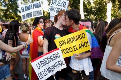 Unos jóvenes con pancartas reivindicativas de la bisexualidad en el Orgullo Gay de Madrid celebrado en 2016.