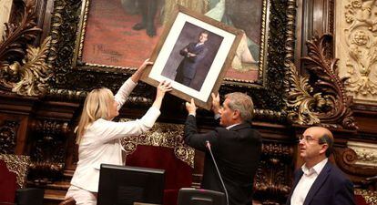 Alberto Fernández Díaz col·loca un retrat de Felip VI.