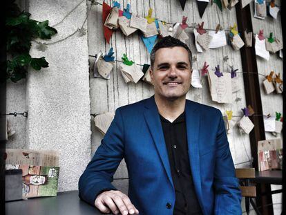 El escritor Carlos Montero en la terraza del bar Tita Rivera.