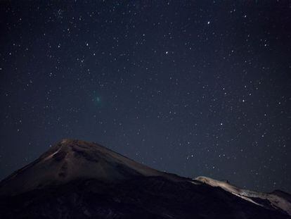 La cima del Teide, el lugar m&aacute;s alto de Espa&ntilde;a, en una noche estrellada. 