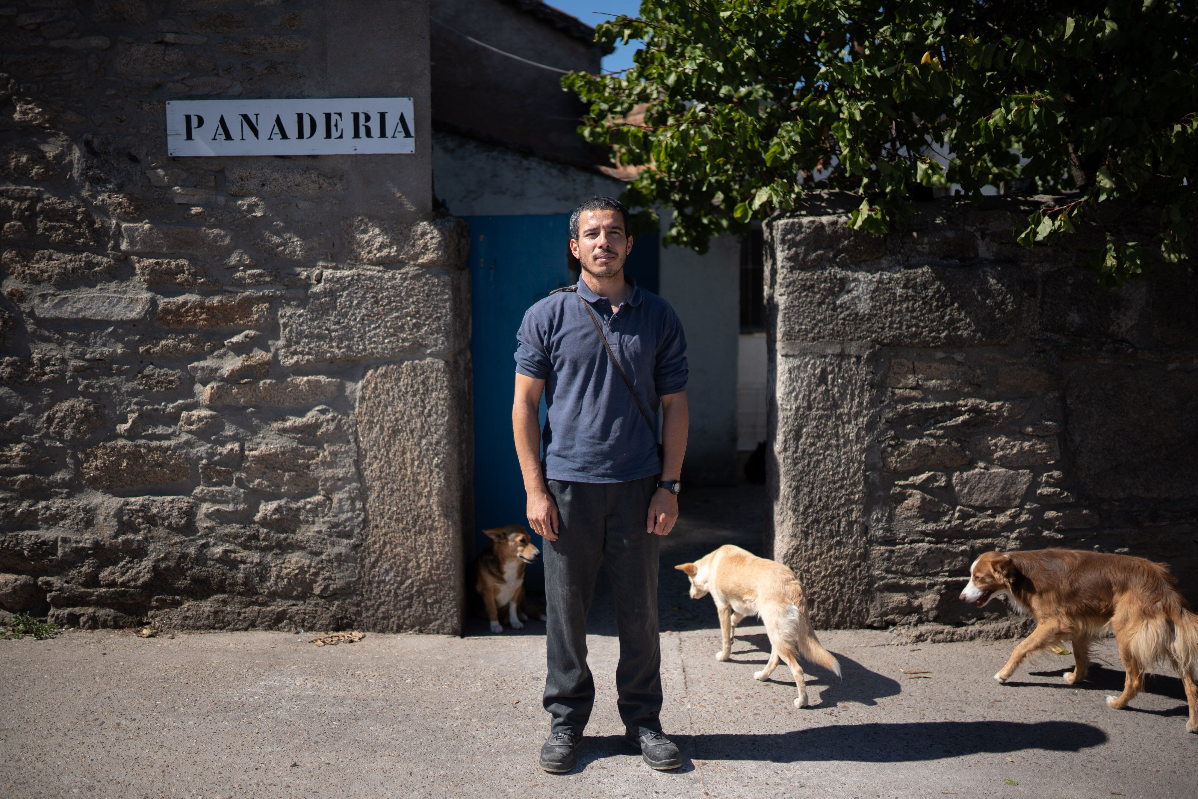 Abdel Halim, migrante argelino que vive y trabaja como panadero en Roelos de Sayago.