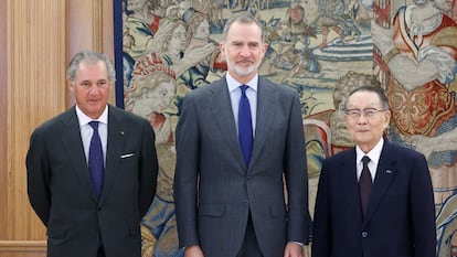 Felipe VI recibió en la Zarzuela al japonés Mikio Sasaki, presidente de honor de Mitsubishi Corporation, con motivo de su visita a España para la celebración del Comité de Cooperación Empresarial España-Japón. Al encuentro se sumó el presidente de Acciona, José Manuel Entrecanales, quien encabeza con Sasaki el organismo encargado de promover el comercio y las inversiones entre ambos países.