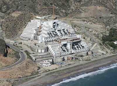 Hotel construido en el paraje de El Algarrobico, en Carboneras (Almería), en trámite de expropiación.