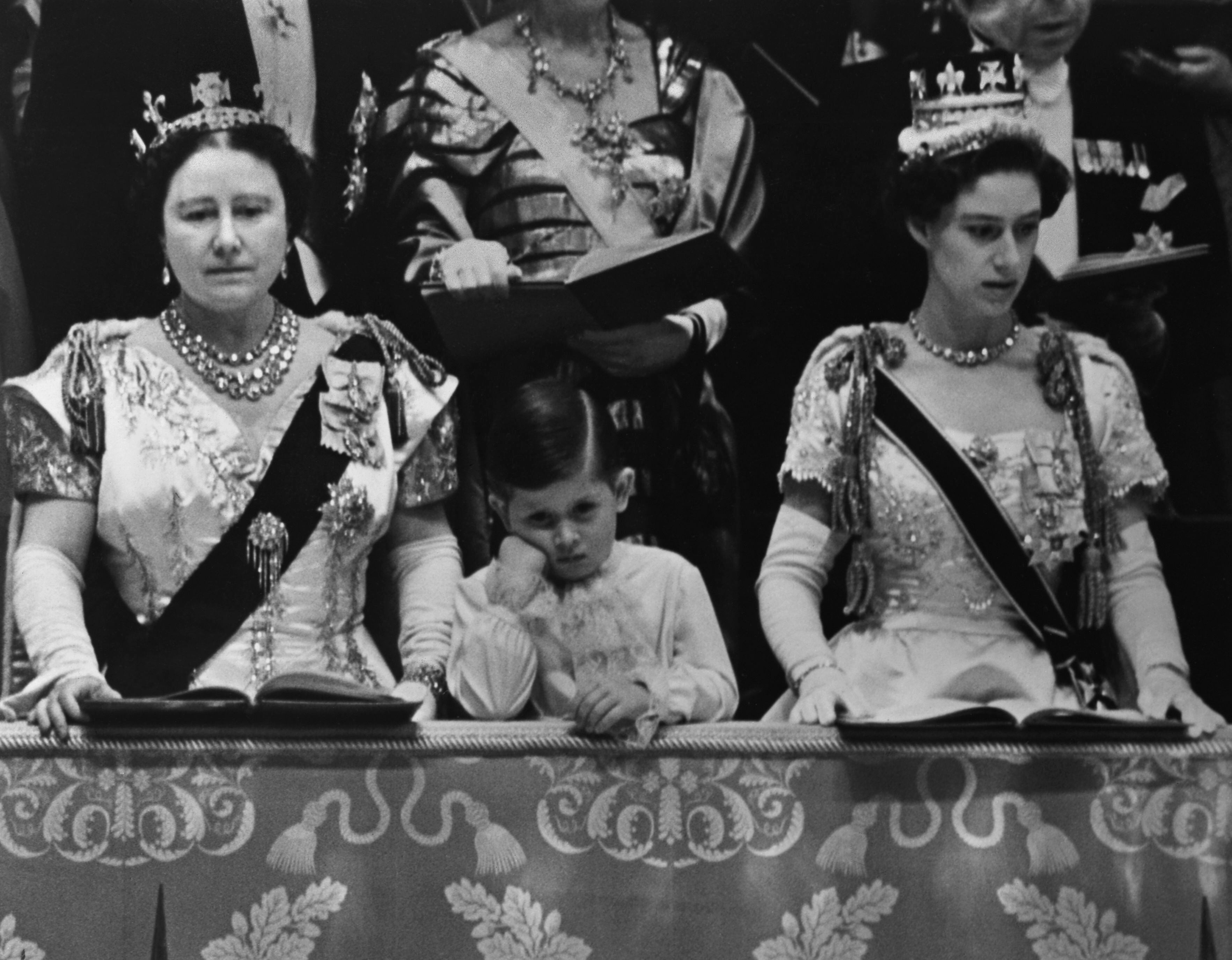 El príncipe Carlos con su tía, la princesa Margarita (a la derecha) y su abuela Isabel, conocida como la Reina Madre, observando la ceremonia de coronación de su madre.