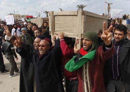 Un grupo de hombres celebra el funeral de dos muertos en la protestas en la ciudad de Bengasi.