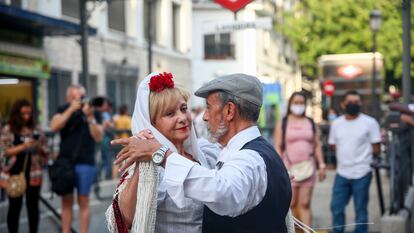 Una pareja baila el popular chotis en las fiestas de La Paloma.