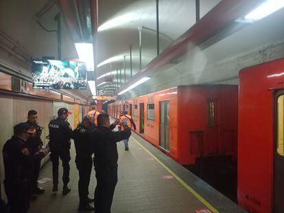 Convoy de Línea 7 del Metro se separo al llegar a la estación Polanco por lo que se desalojaron a usuarios después de reportar un estallido en la estación, el 15 de enero de 2023.