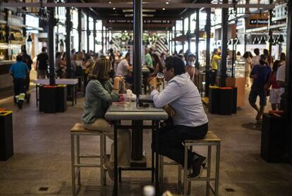 El interior del mercado de San Miguel de Madrid, uno de los ejemplos que los autores del ensayo sobre 'foodication' usan para ilustrar cómo la comida se comió la ciudad.