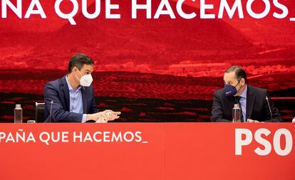 Pedro Sánchez y José Luis Ábalos en la ejecutiva federal del PSOE.