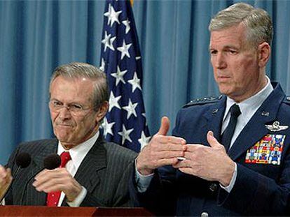 Donald Rumsfeld y el general Richard Myers, ayer durante una conferencia de prensa.