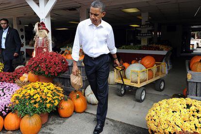Barack Obama tira de un carro lleno de calabazas ayer en Hampton.