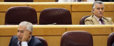 El ex tesorero nacional del PP Luis Bárcenas, a la derecha, durante el pleno del Senado de ayer por la mañana. A la izquierda, el líder del PP andaluz, Javier Arenas.