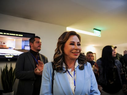 Sandra Torres llega a una comparecencia con los medios en la noche del domingo en Ciudad de Guatemala.