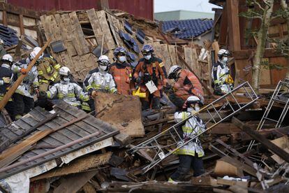 Un equipo de rescate trabaja sobre una casa derrumbada tras el terremoto del 1 de enero, en el municipio de Wajima, este viernes 5 de enero de 2024.