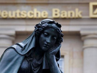 Una estatua delante de una oficina de Deutsche Bank. 