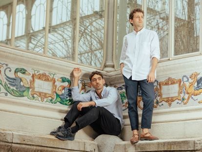 Antonio de Rosa (izq) y Mattia Ruso en el Palacio de Cristal en el Retiro.