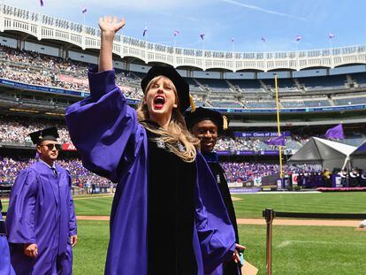 La cantante Taylor Swift, durante la ceremonia de graduación de la Universidad de Nueva York en el Yankee Stadium, este miércoles.