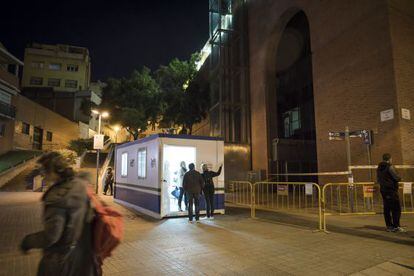 El ambulatorio Horta, ayer por la noche, acordonado tras los desprendimientos