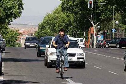 Juan Merallo, portavoz de la asocicación Pedalibre, en su bicicleta por las calles de Madrid.