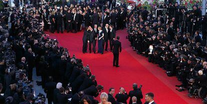 Vista panorámica de la entrada a la gala de estreno de <i>Wall street: el dinero nunca duerme,</i> de Oliver Stone, el viernes en Cannes.