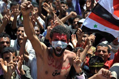 Un manifestante yemen&iacute; participa en una protesta antigubernamental, el lunes en San&aacute;, Yemen