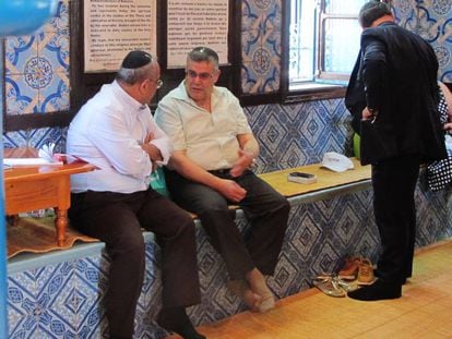 Varios fieles conversan en la sinagoga de la Ghriba, en Yerba.