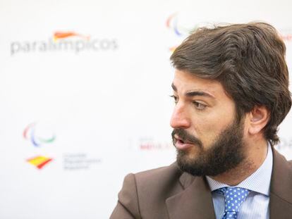 El vicepresidente de la Junta de Castilla y León, Juan García-Gallardo, durante el acto de presentación del Programa Relevo Paralímpico, en el Consejo General de la ONCE, a 27 de febrero de 2023, en Madrid (España).
