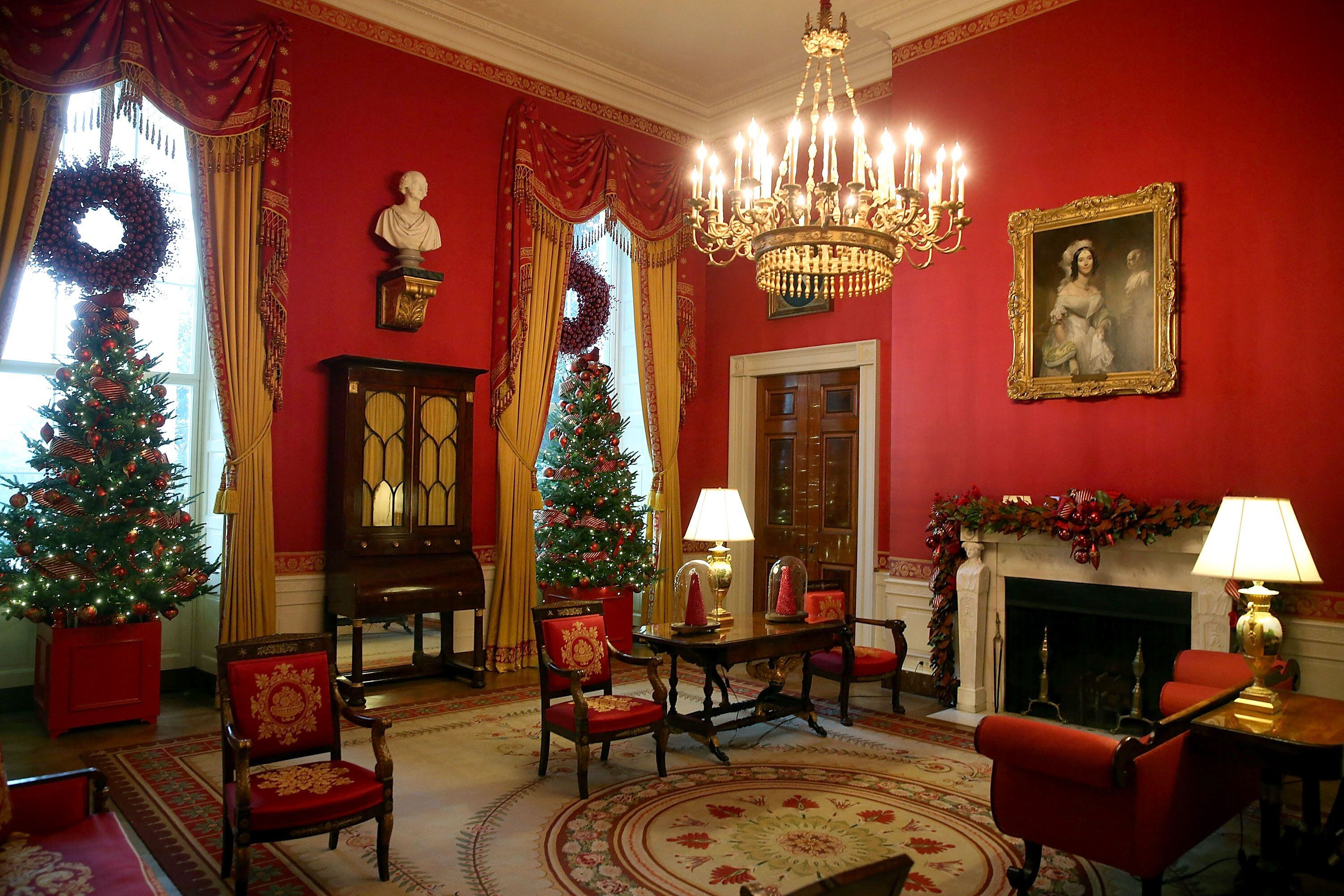 La Sala Roja decorada para la Navidad de 2015 por Michelle Obama. |