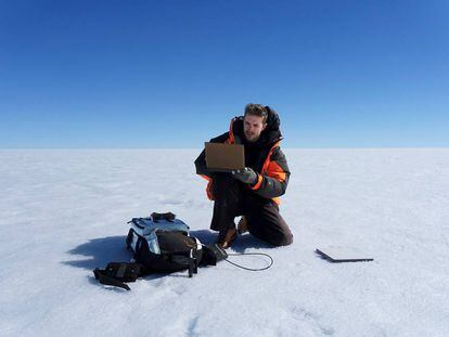 El científico británico Joseph Cook durante su investigación sobre microbiología en Groenlandia. (Foto: Rolex)